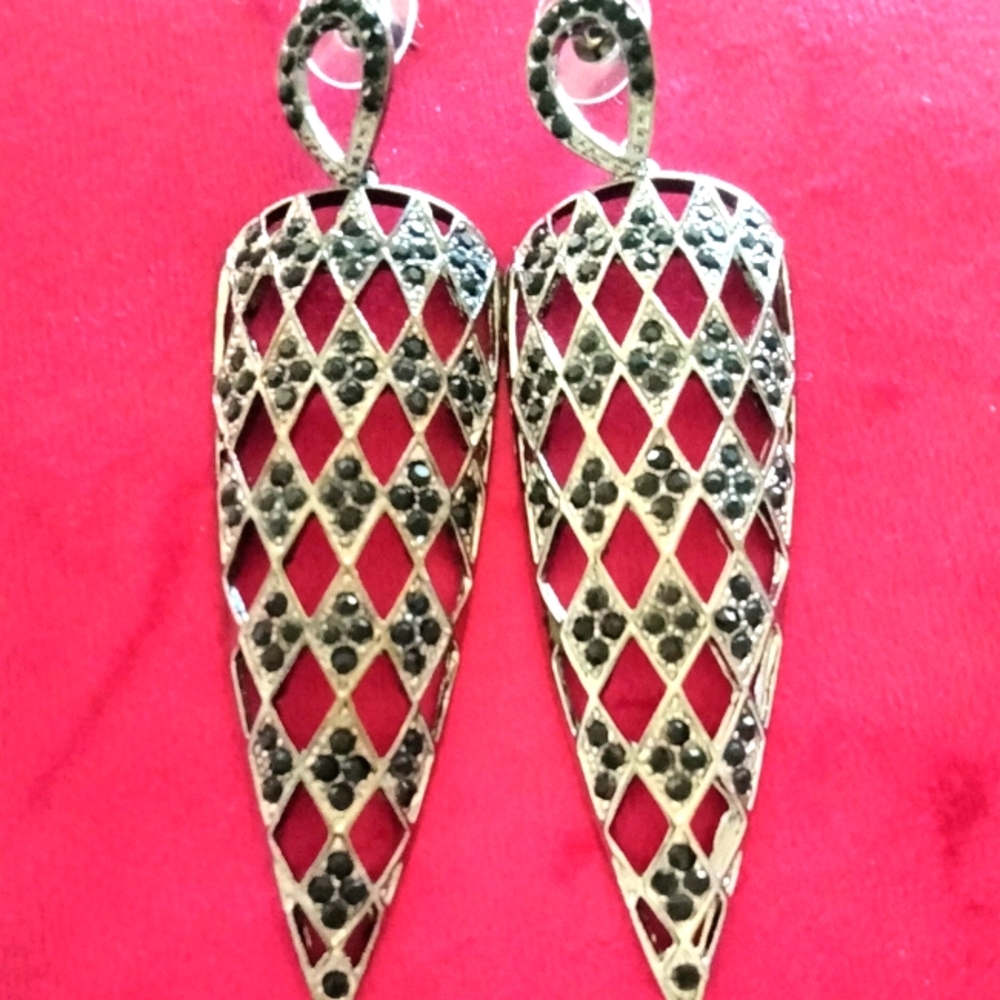 BEAUTIFUL PEWTER/BLACK DANGLE EARRINGS